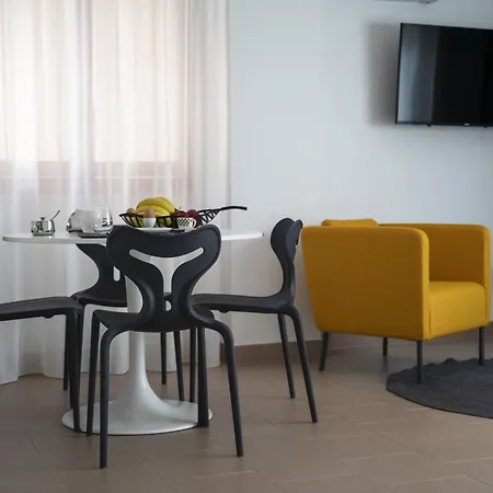 Regina Apartment *
